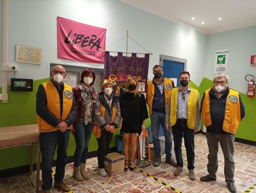 Lions Club Val Bormida dona materiale didattico all'Istituto Comprensivo di Millesimo Lions Club Val Bormida dona materiale didattico all'Istituto Comprensivo di Millesimo