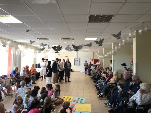 Alassio, festa dei nonni: i bimbi cucinano per gli ospiti della "Giacomo Natale"