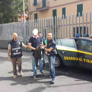Albenga, blitz della Finanza: arrestato pericoloso latitante romano mentre era dal barbiere