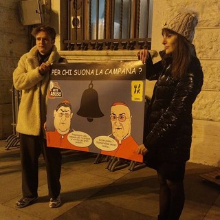 Savona, flash mob contro la “Campana dei bimbi mai nati” e per le vittime pedofilia Savona, flash mob contro la “Campana dei bimbi mai nati” e per le vittime pedofilia