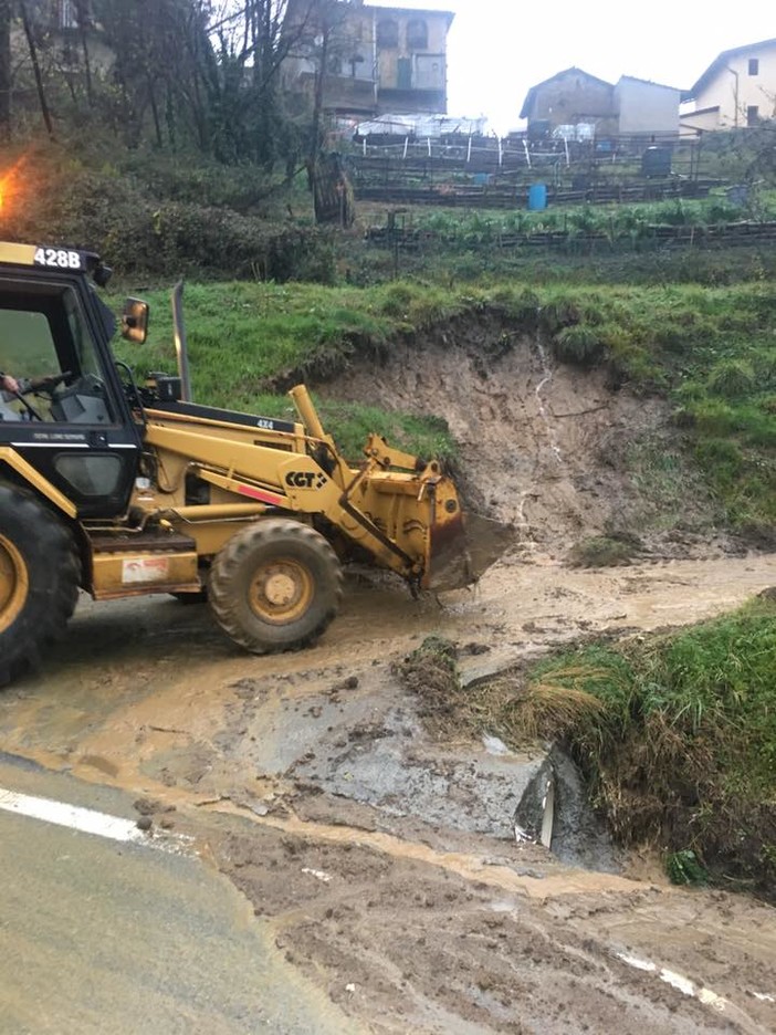 Frane a Roccavignale, il sindaco Fracchia: "Non uscite di casa, in famiglia si sta bene" (FOTO e VIDEO) Frane a Roccavignale, il sindaco Fracchia: "Non uscite di casa, in famiglia si sta bene" (FOTO e VIDEO)