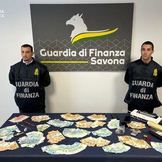 Savona, blitz antidroga della Finanza: due arresti, sequestrati cocaina, hashish e oltre 11mila euro in contanti