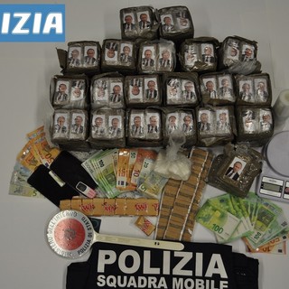 Blitz al casello autostradale, la Squadra Mobile sequestra 21 kg di droga: tre arresti