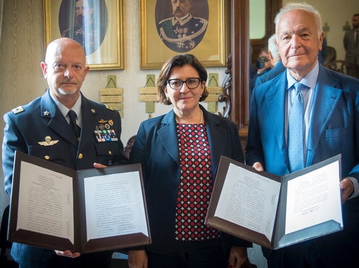 Ministero della Difesa e Piaggio Aerospace siglano due contratti per 167 milioni di euro Ministero della Difesa e Piaggio Aerospace siglano due contratti per 167 milioni di euro