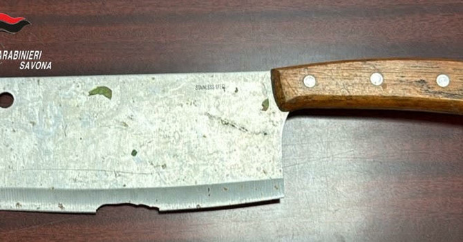 Albenga, lite tra fratelli finisce nel sangue: uno dei due ferito a colpi di mannaia, arrestato un 21enne