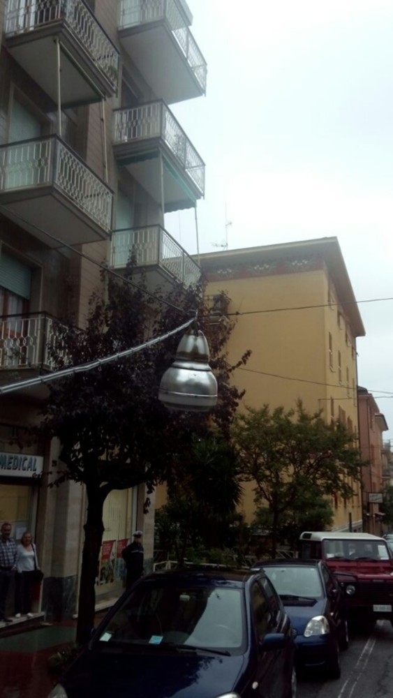 Varazze: cavo usurato si spezza e lampione rischia di abbattersi sulle macchine