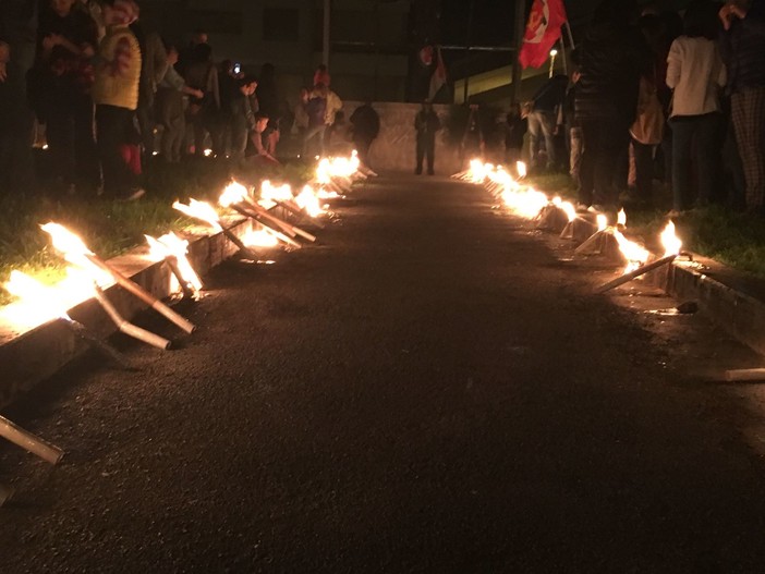 Savona, fiaccolata del 25 aprile in P.zza Martiri, Antifascisti celebrano in P.zza delle Nazioni. Caprioglio: "Un corteo che divide" (FOTO E VIDEO) Savona, fiaccolata del 25 aprile in P.zza Martiri, Antifascisti celebrano in P.zza delle Nazioni. Caprioglio: "Un corteo che divide" (FOTO E VIDEO)
