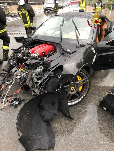 Ferrari olandese si schianta contro il guardrail in autostrada