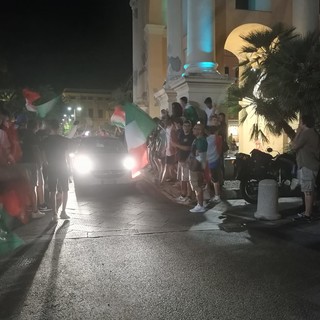 L'Italia del calcio vola in semifinale: caroselli e feste in tutta la riviera