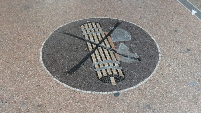 Finale Ligure, una X con la vernice sul mosaico con il fascio littorio