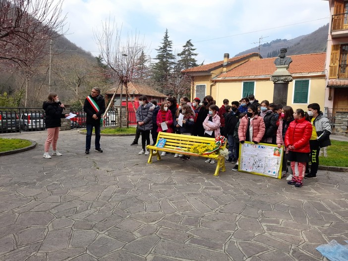 Gli alunni di Pieve di Teco e Pontedassio uniti nei valori della festa della donna: installate le panchine gialle (foto) Gli alunni di Pieve di Teco e Pontedassio uniti nei valori della festa della donna: installate le panchine gialle (foto)