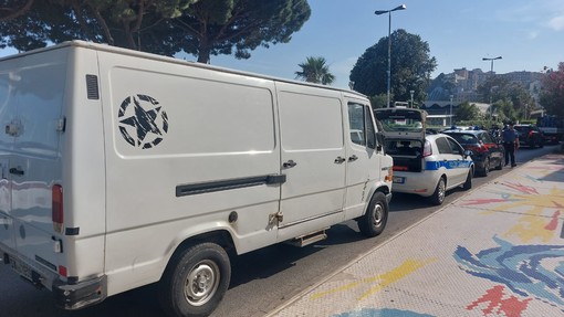 Furgone in panne sull'Aurelia, traffico nel caos ad Albissola Marina: code in entrambe le direzioni Furgone in panne sull'Aurelia, traffico nel caos ad Albissola Marina: code in entrambe le direzioni