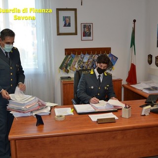 Alimenti acquistati al supermercato e rivenduti come prodotti biologici: la Finanza denuncia un 47enne di Albissola Marina