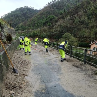 Ellera, frana in località Campanile, intervento della protezione civile (FOTO)