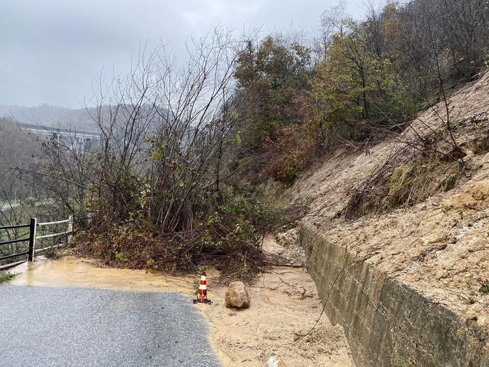 Roccavignale, frana in località Camponuovo. Il sindaco Fracchia: "Siamo riusciti a riaprire la strada"