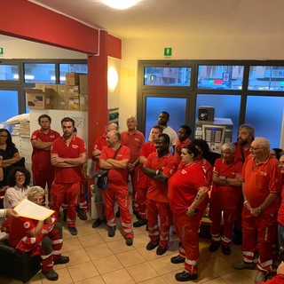 Loano, un flashmob di solidarietà nei confronti del migrante volontario della Croce Rossa insultato