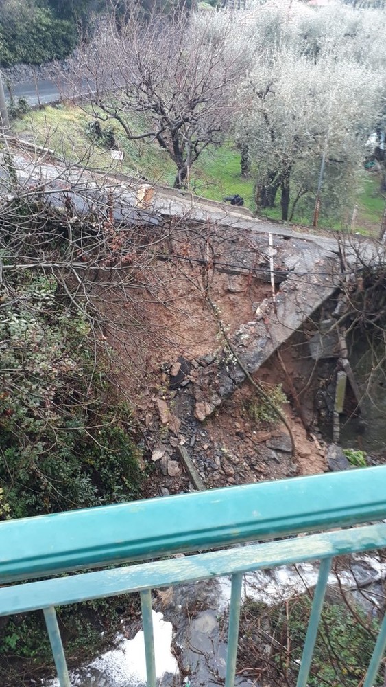 Alassio, smottamento franoso in frazione Moglio (FOTO)