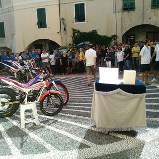 Crollo ponte: a Toirano l'addio all'imprenditore appassionato di trial: "Campione di sicurezza beffato dal destino"