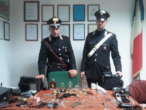I Carabinieri di Cairo mostrano la refurtiva confiscata ai due albanesi