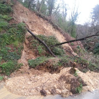 Roccavignale, smottamento franoso: in corso l’intervento dei vigili del fuoco e del Comune, rischio isolamento per la frazione