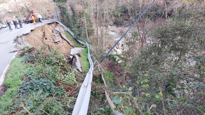 Voragine sulla Sp12 del Santuario, Brizzo (Provincia): "Verrà inserita nello stato di calamità. Valuteremo soluzioni per i cittadini" Voragine sulla Sp12 del Santuario, Brizzo (Provincia): "Verrà inserita nello stato di calamità. Valuteremo soluzioni per i cittadini"