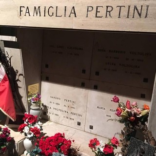 Il 2 novembre commemorazione dei defunti: un cuscino di fiori sulla tomba del Presidente Sandro Pertini
