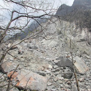 Osiglia un grosso masso cade sulla strada. Oggi sopralluogo dei tecnici provinciali