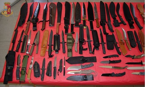 Savona: la polizia sequestra 105 armi da taglio a un 58enne