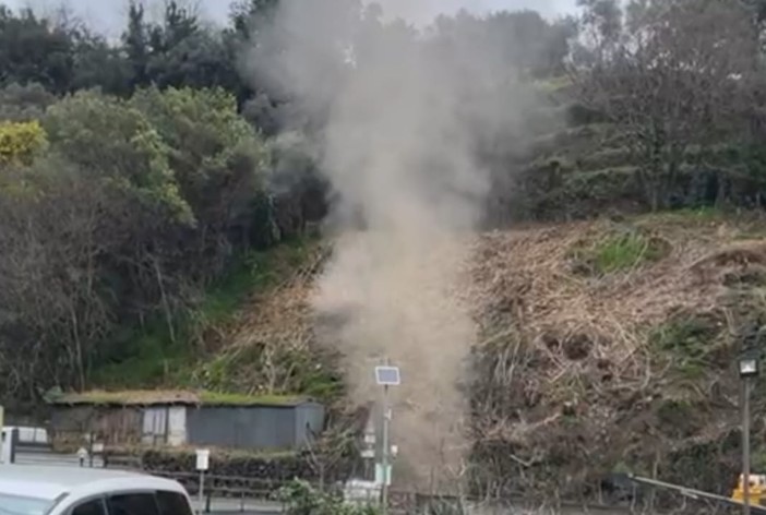Varazze, tubatura del gas danneggiata durante i lavori per la posa della fibra: vigili del fuoco mobilitati