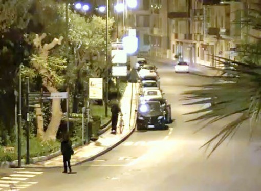 La colpisce alle spalle e le strappa la borsa: rapinatore rintracciato grazie al sistema di videosorveglianza