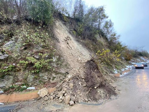 Roccavignale, frana vicino al cimitero: istituto il senso unico alternato (FOTO) Roccavignale, frana vicino al cimitero: istituto il senso unico alternato (FOTO)