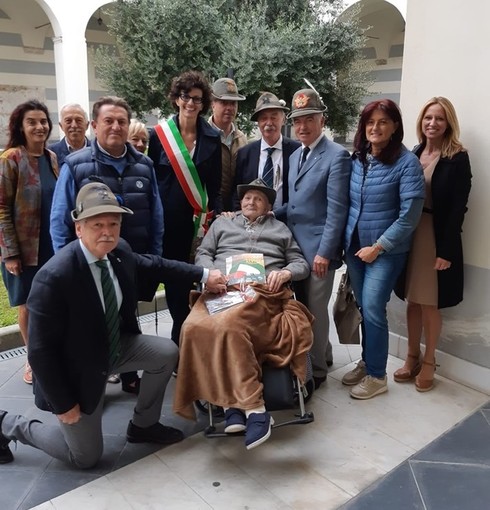 Egidio, 99 anni, orgoglio degli Alpini savonesi. Le Penne Nere pronte al raduno Egidio, 99 anni, orgoglio degli Alpini savonesi. Le Penne Nere pronte al raduno