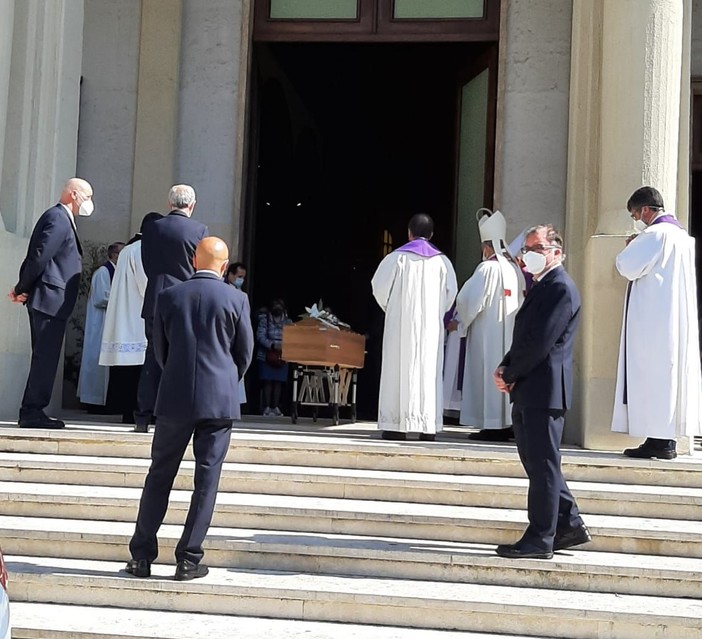 Savona, l'ultimo commosso saluto a Don Pinetto, vittima del Covid (FOTO)