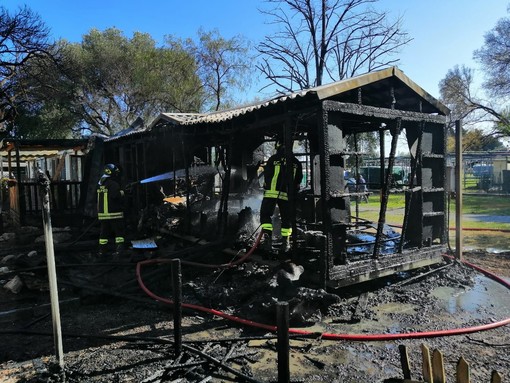 Albenga, in fiamme un bungalow nel Camping Delfino (FOTO) Albenga, in fiamme un bungalow nel Camping Delfino (FOTO)