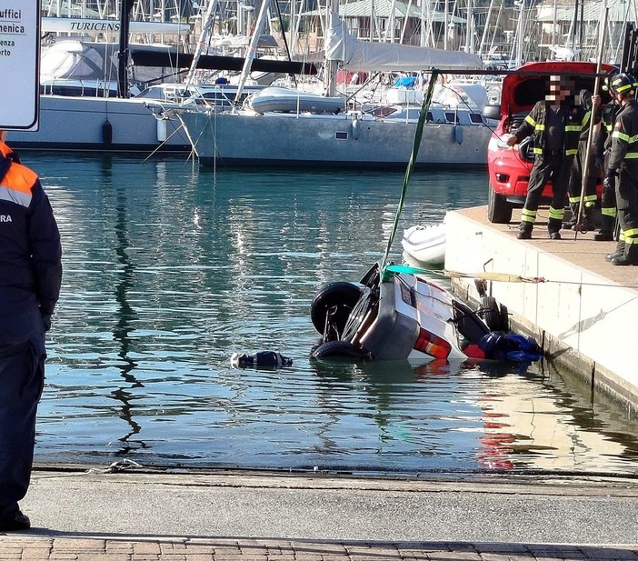 Varazze, furgone finisce in mare nella zona del porto (FOTO) Varazze, furgone finisce in mare nella zona del porto (FOTO)