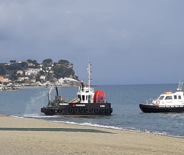 Fuliggine nel mare di Albissola: intervento della Capitaneria e di un mezzo Transmare (FOTO) Fuliggine nel mare di Albissola: intervento della Capitaneria e di un mezzo Transmare (FOTO)