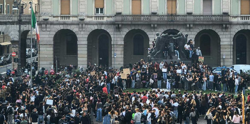 Manifestazione studenti a Savona, la Lega: "La sinistra li manipola. Inaccettabile l'offesa al Monumento ai Caduti"