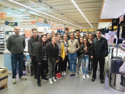 Cairo, gli studenti Istituto Tecnico visitano il Superstore Conad Cairo, gli studenti Istituto Tecnico visitano il Superstore Conad
