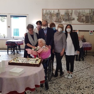 Albenga, visita del Sindaco per i centouno anni della signora Manicardi