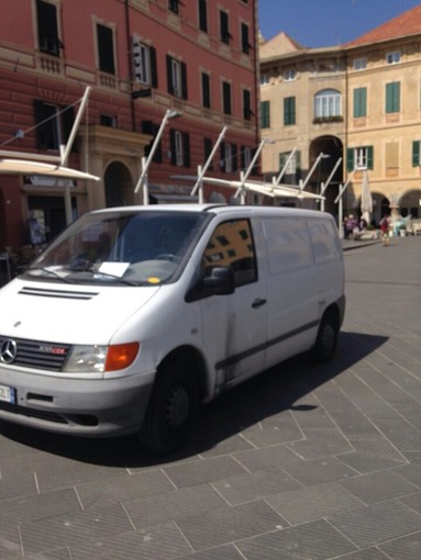 Ditta al lavoro per il Comune parcheggia il furgone in centro Finale, Ferrari:"Sbalordito nessuno intervenga: basta coi privilegi per alcuni"