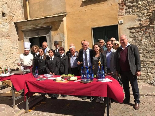 Fior d’Albenga: successo dei maitre del mare e dei prodotti delle Alpi marittime nello show cooking di Renato Grasso (FOTO) Fior d’Albenga: successo dei maitre del mare e dei prodotti delle Alpi marittime nello show cooking di Renato Grasso (FOTO)