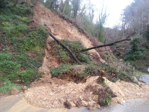 Roccavignale, smottamento franoso: in corso l’intervento dei vigili del fuoco e del Comune, rischio isolamento per la frazione