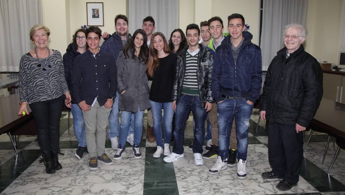 Ceriale, trentanove neo diciottenni ricevono la Costituzione Ceriale, trentanove neo diciottenni ricevono la Costituzione