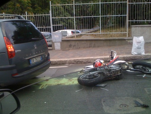 Savona, impenna e finisce contro un auto al semaforonel pomeriggio di ieri. Grave un minorenne (le foto) Savona, impenna e finisce contro un auto al semaforonel pomeriggio di ieri. Grave un minorenne (le foto)