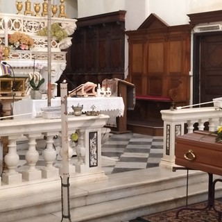 A Garlenda, nella chiesa parrocchiale, l'ultimo saluto all'ex sindaco Giuliano Miele (FOTO)