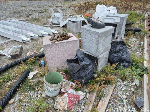 Abbandono ingombranti in via San Nazario a Savona: la polizia locale individua il responsabile (FOTO)