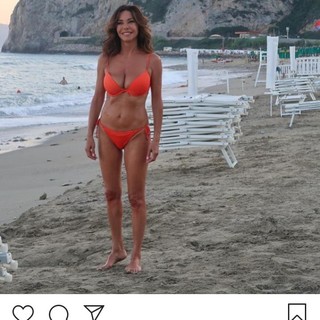 Emanuela Folliero in sexy bikini rosso a Finale Ligure: "Amo passeggiare al tramonto"