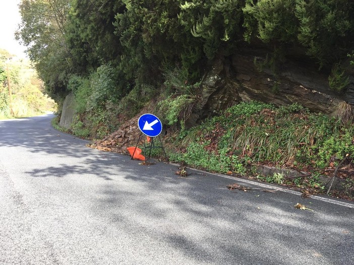 Un tratto di strada franato nei mesi scorsi Un tratto di strada franato nei mesi scorsi