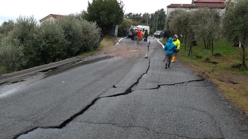 Celle, la SP22 Sanda-San Martino è chiusa ma i Brasi "tremano": a rischio crollo la strada Celle, la SP22 Sanda-San Martino è chiusa ma i Brasi "tremano": a rischio crollo la strada