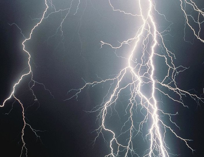 Fulmine causa un principio di incendio a Colla Micheri Fulmine causa un principio di incendio a Colla Micheri